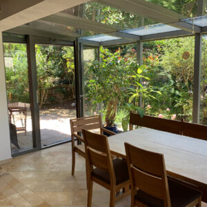 Wohnzimmer mit Blick in den Wintergarten